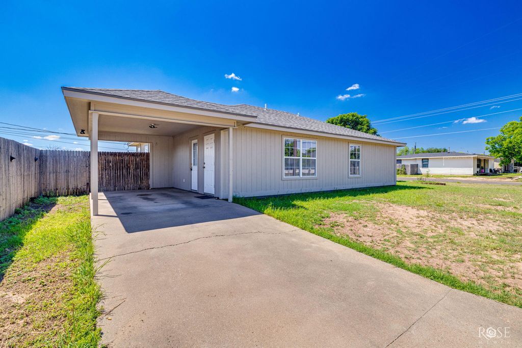 Image 3 of property listing at 1210 Guthrie Street, San Angelo, TX 76901