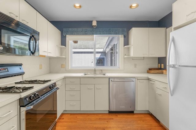 92 Wianno Cir, Barnstable, MA 02655