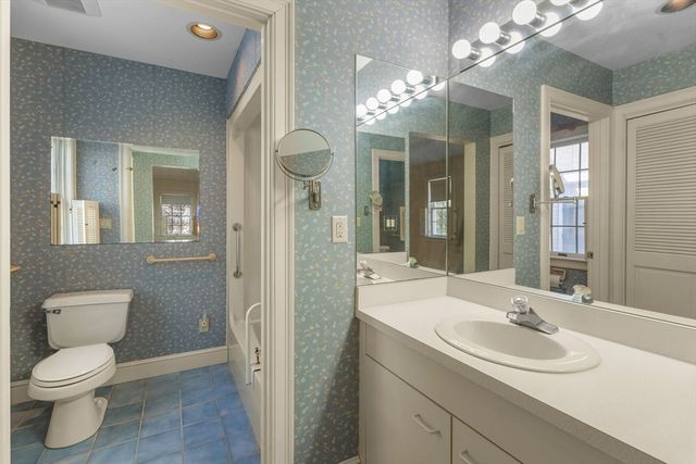 92 Wianno Cir, Barnstable, MA 02655