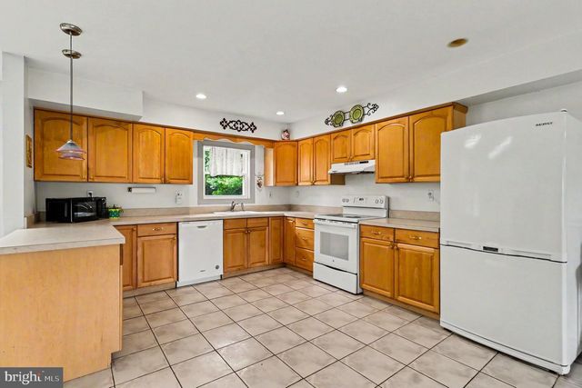 102 HEATHER HILL DR, Downingtown, PA 19335