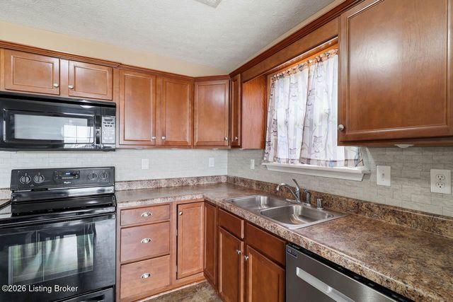 306 Mallard Pointe Blvd, Shepherdsville, KY 40165