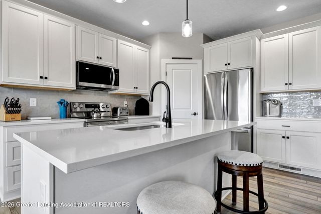 1139 Peninsula Drive, Grand Ledge, MI 48837