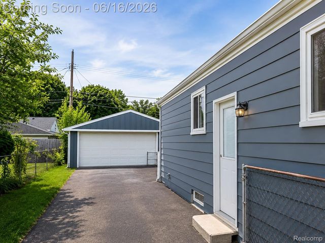 19749 Broadacres Street, Clinton Charter Township, MI 48035