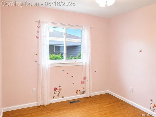 19749 Broadacres Street, Clinton Charter Township, MI 48035