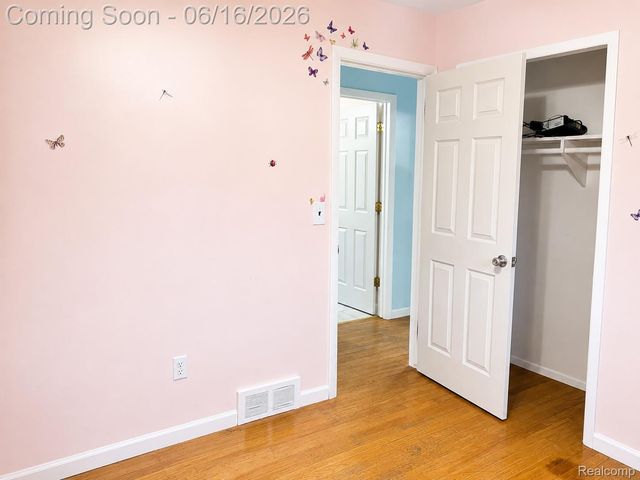 19749 Broadacres Street, Clinton Charter Township, MI 48035