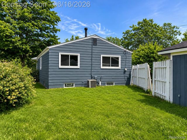 19749 Broadacres Street, Clinton Charter Township, MI 48035