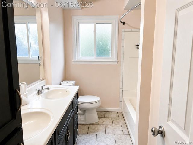 19749 Broadacres Street, Clinton Charter Township, MI 48035