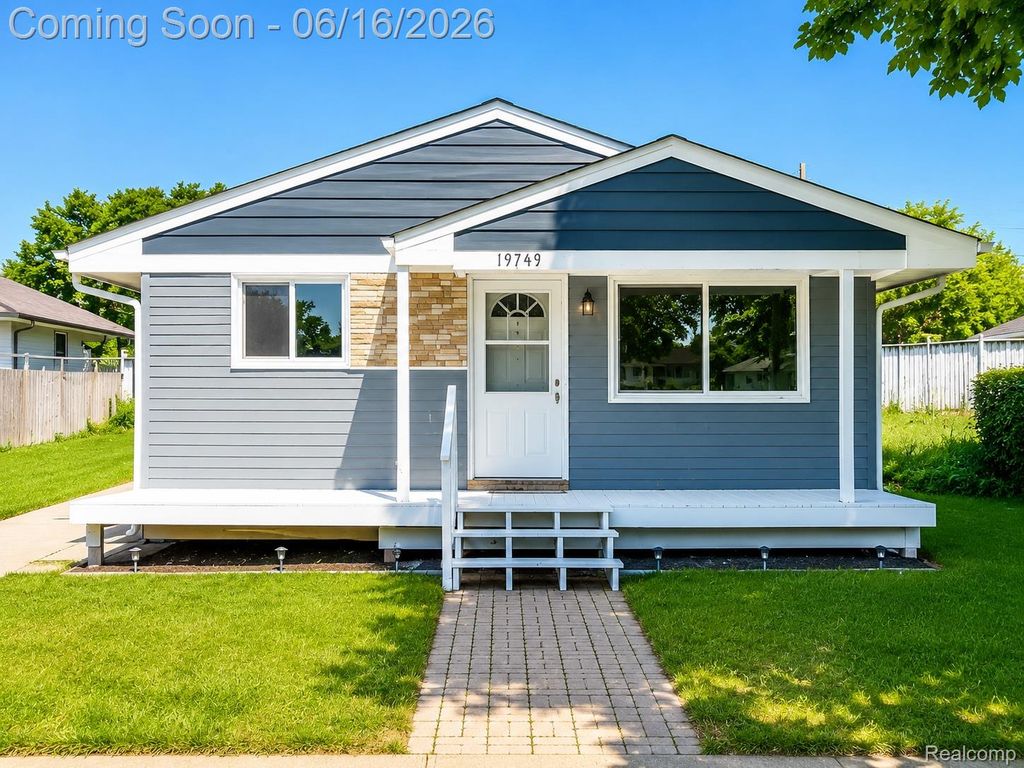 19749 Broadacres Street, Clinton Charter Township, MI 48035