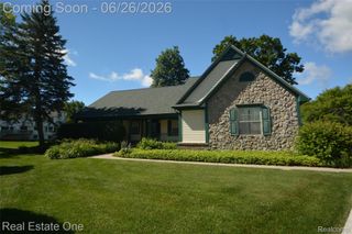 2140 W View Court, Lake Orion Village, MI 48360