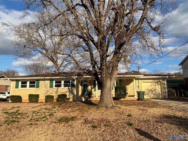 11209 Maplecrest Drive, Huntsville, AL 35803