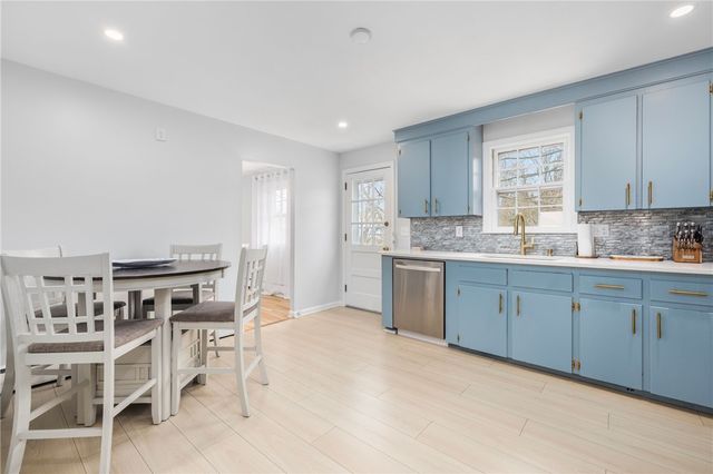 384 Valley Road, Middletown, RI 02842