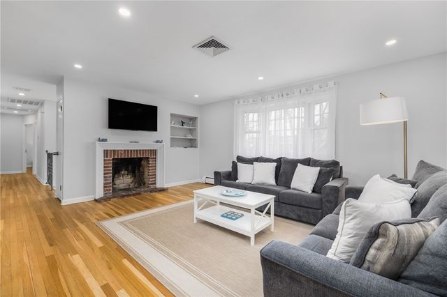 384 Valley Road, Middletown, RI 02842