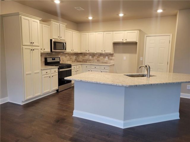 1066 Lakeview Oaks Court, Grayson, GA 30017