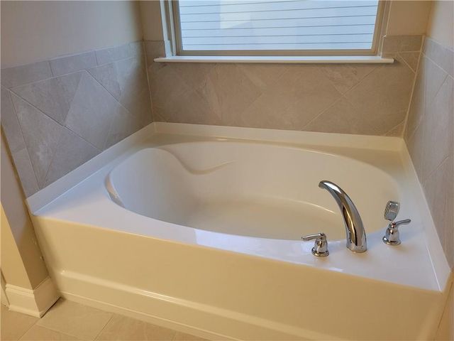 1066 Lakeview Oaks Court, Grayson, GA 30017