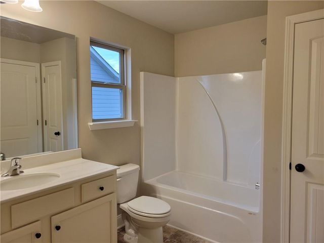 1066 Lakeview Oaks Court, Grayson, GA 30017