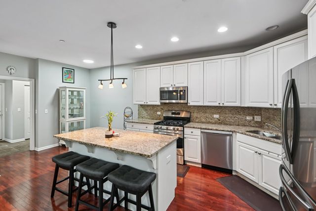 2125 Apple Hill Lane, Buffalo Grove, IL 60089