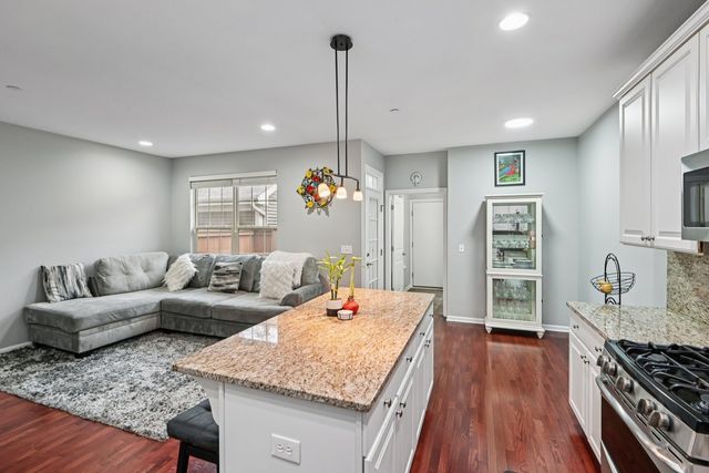 2125 Apple Hill Lane, Buffalo Grove, IL 60089