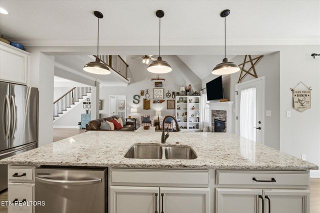 196 Zane Lane, Lenoir City, TN 37772