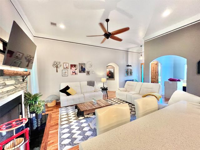 6714 Jay Road Road, Hitchcock, TX 77563