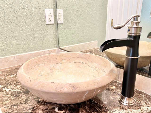 6714 Jay Road Road, Hitchcock, TX 77563