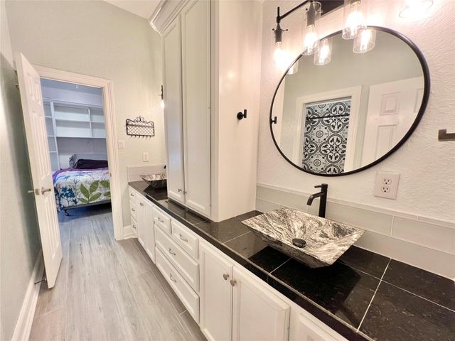 6714 Jay Road Road, Hitchcock, TX 77563