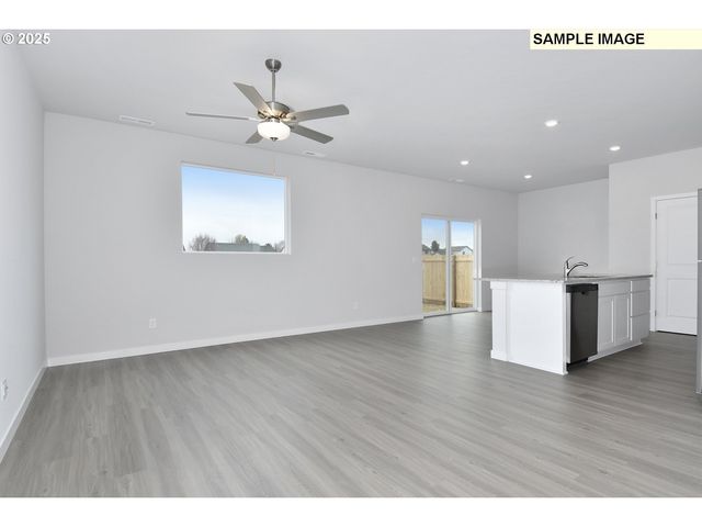 1122 PARKSIDE Ave, Woodburn, OR 97071