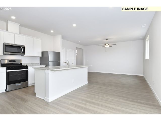 1122 PARKSIDE Ave, Woodburn, OR 97071