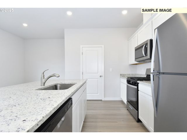 1122 PARKSIDE Ave, Woodburn, OR 97071