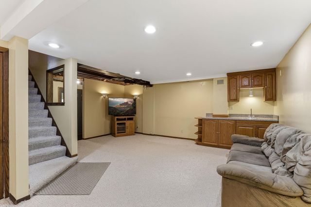 2654 Brand Avenue E, Maplewood, MN 55119