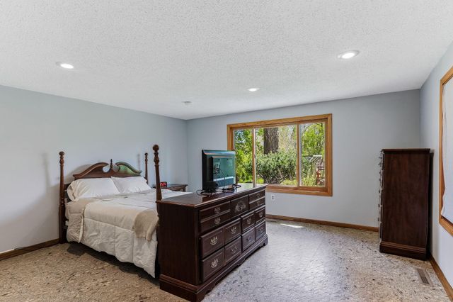2654 Brand Avenue E, Maplewood, MN 55119