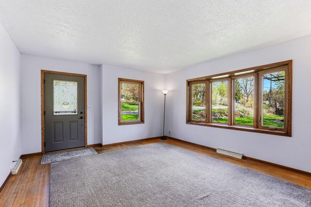 2654 Brand Avenue E, Maplewood, MN 55119
