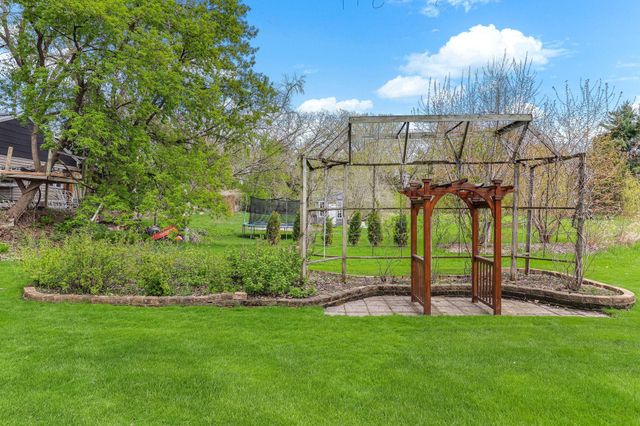 2654 Brand Avenue E, Maplewood, MN 55119
