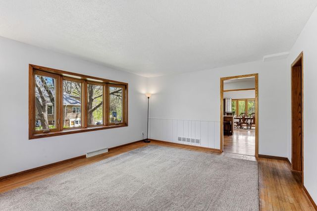 2654 Brand Avenue E, Maplewood, MN 55119