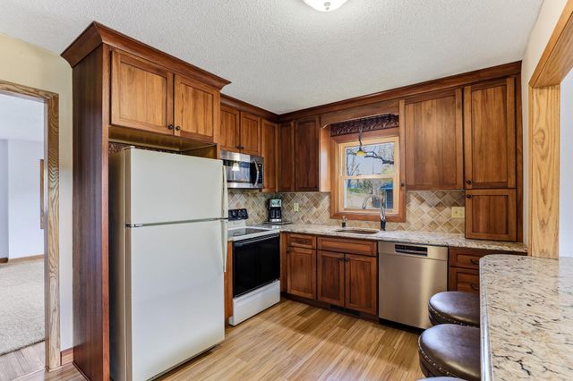 2654 Brand Avenue E, Maplewood, MN 55119