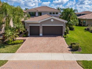 3296 Pacific DR, Naples, FL 34119