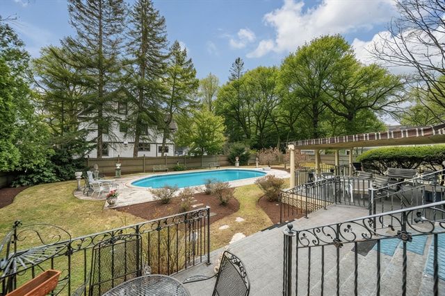 131 Fair Oaks Park, Needham, MA 02492