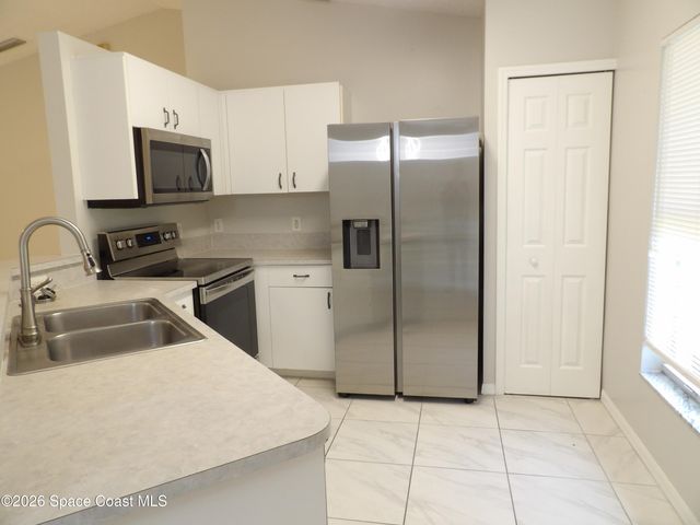 998 Camden Avenue NW, Palm Bay, FL 32907