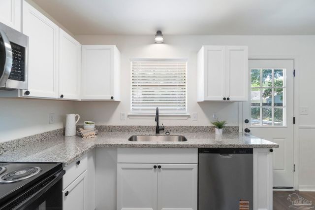 6549 Sinclair St, Milton, FL 32570