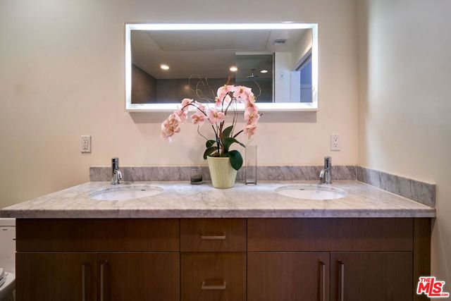 6001 CARLTON Way 101, Hollywood, CA 90028