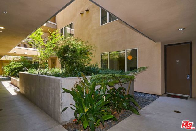 6001 CARLTON Way 101, Hollywood, CA 90028