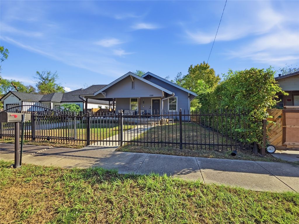 1328 Elmwood Avenue, Fort Worth, TX 76104 — photo 2