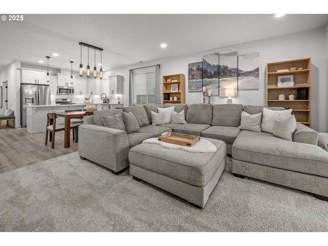 2427 S LINDEN St, Cornelius, OR 97113