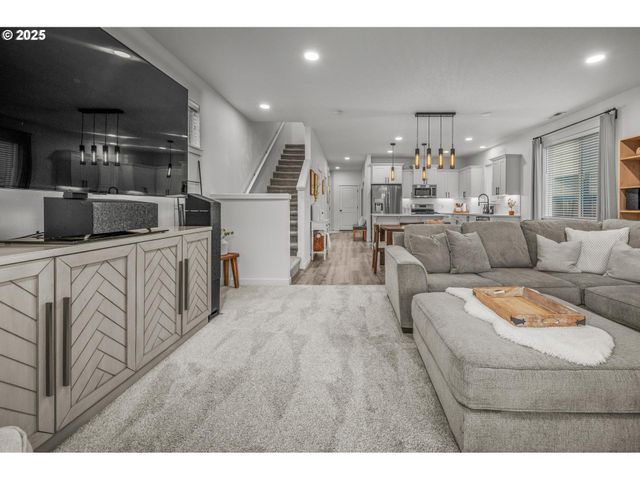 2427 S LINDEN St, Cornelius, OR 97113