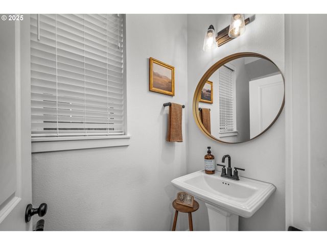 2427 S LINDEN St, Cornelius, OR 97113