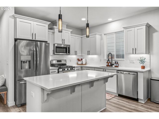 2427 S LINDEN St, Cornelius, OR 97113