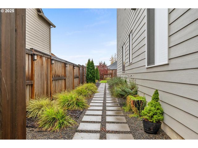 2427 S LINDEN St, Cornelius, OR 97113