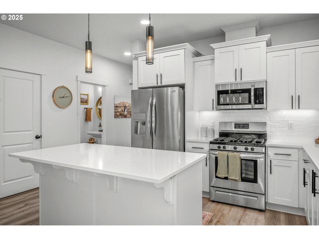 2427 S LINDEN St, Cornelius, OR 97113