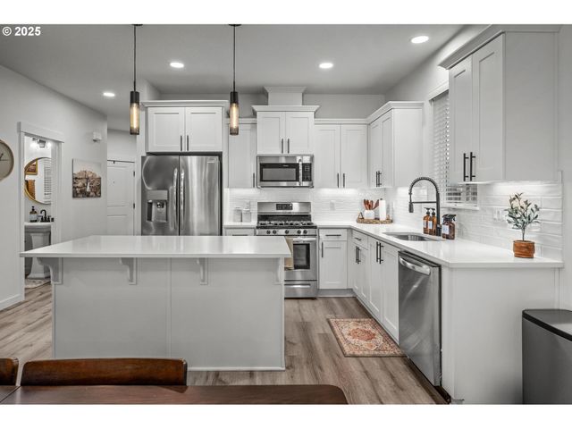 2427 S LINDEN St, Cornelius, OR 97113