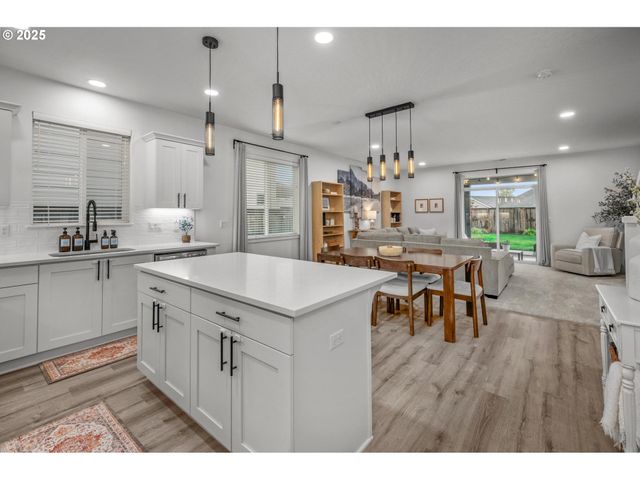 2427 S LINDEN St, Cornelius, OR 97113