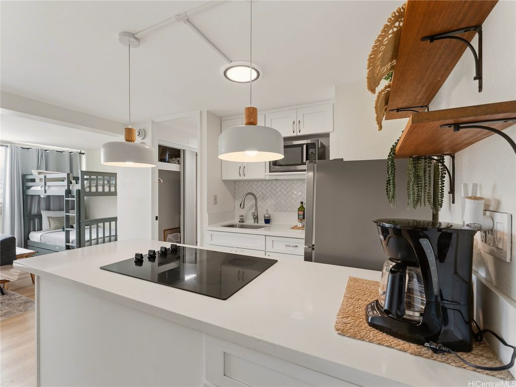 445 Seaside Avenue 701, Honolulu, HI 96815